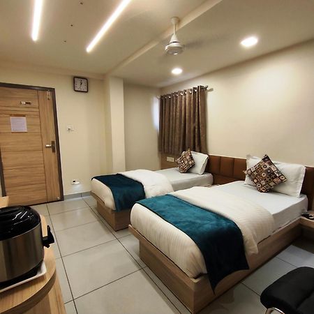 Hotel Kinara Ахмедабад Екстериор снимка