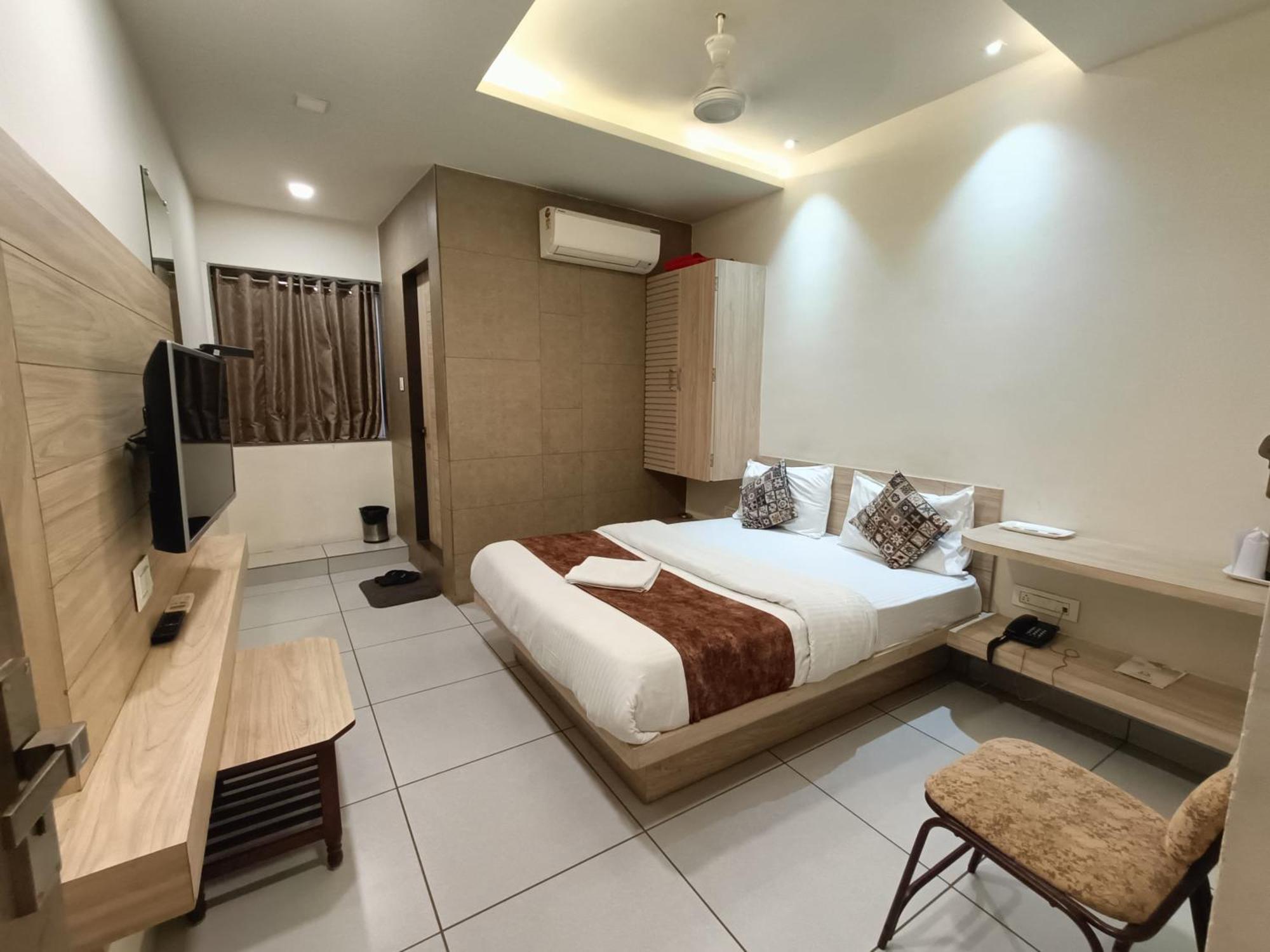 Hotel Kinara Ахмедабад Екстериор снимка