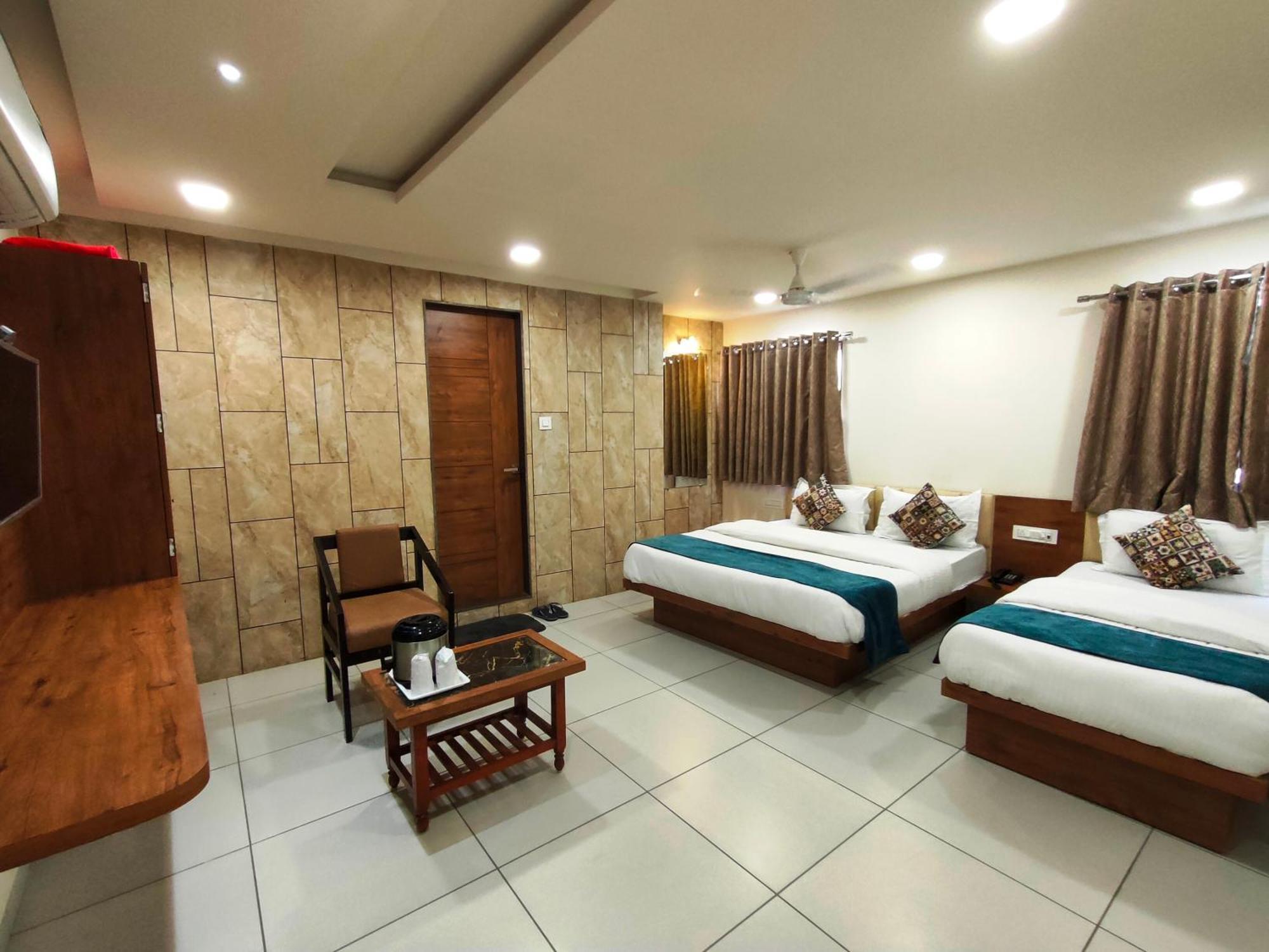 Hotel Kinara Ахмедабад Екстериор снимка