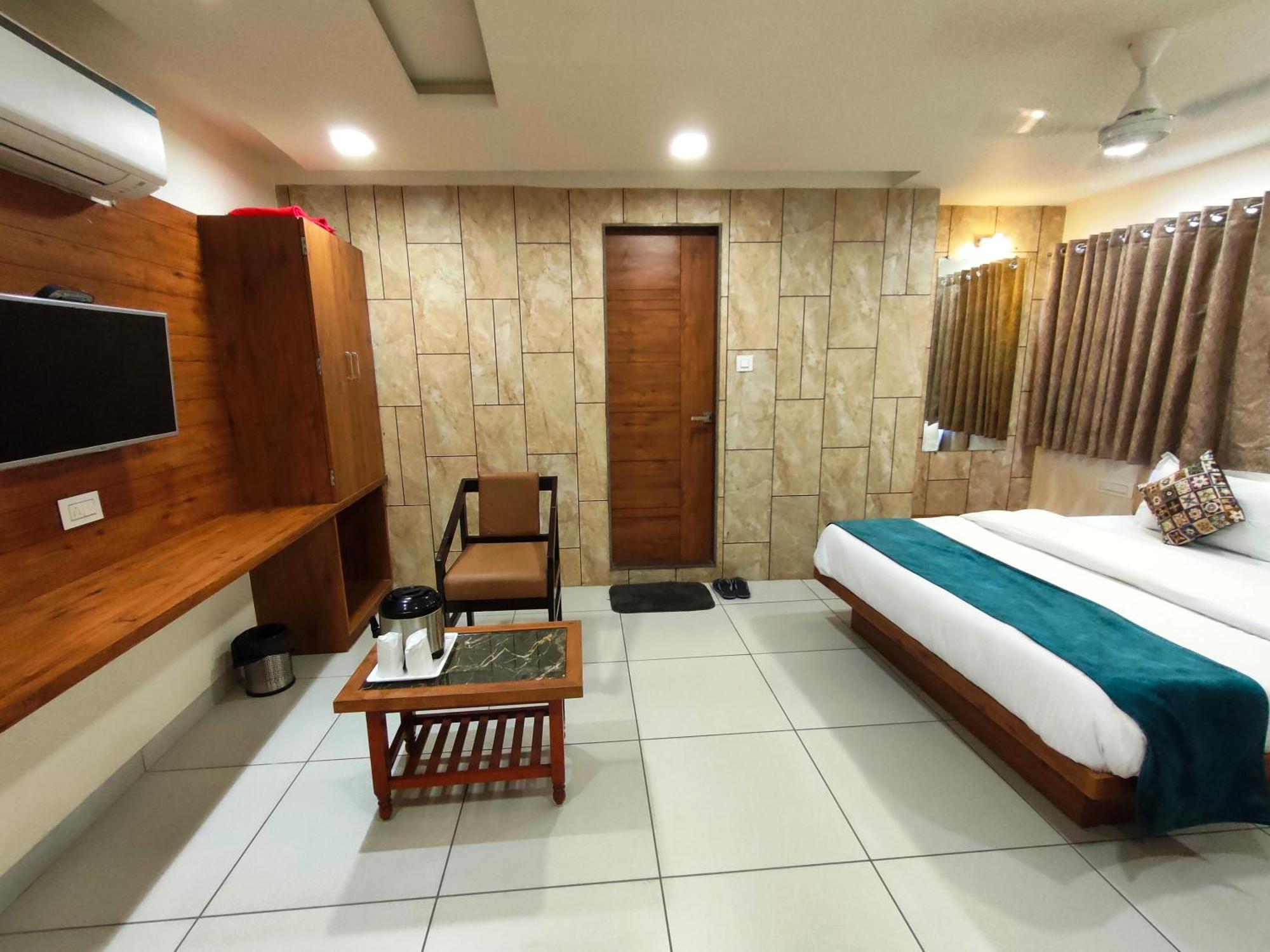Hotel Kinara Ахмедабад Екстериор снимка