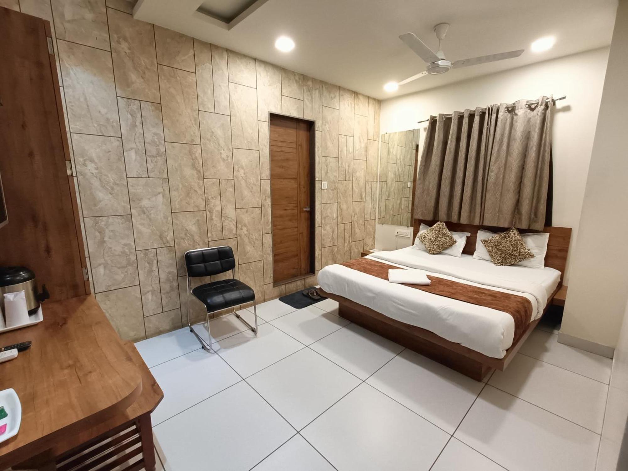 Hotel Kinara Ахмедабад Екстериор снимка