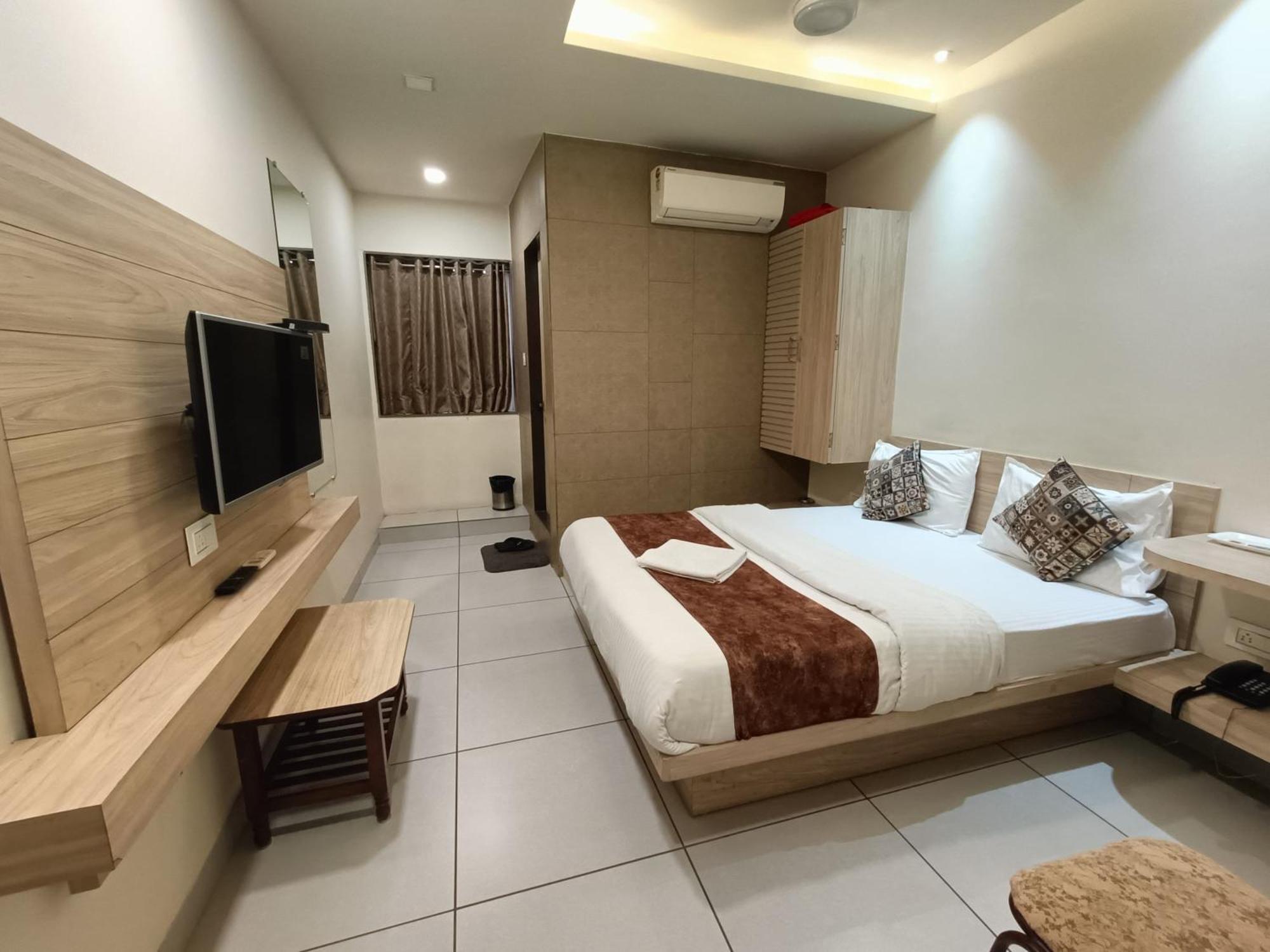 Hotel Kinara Ахмедабад Екстериор снимка