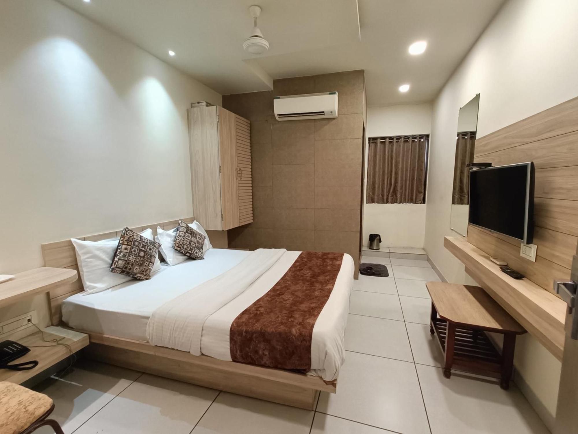 Hotel Kinara Ахмедабад Екстериор снимка