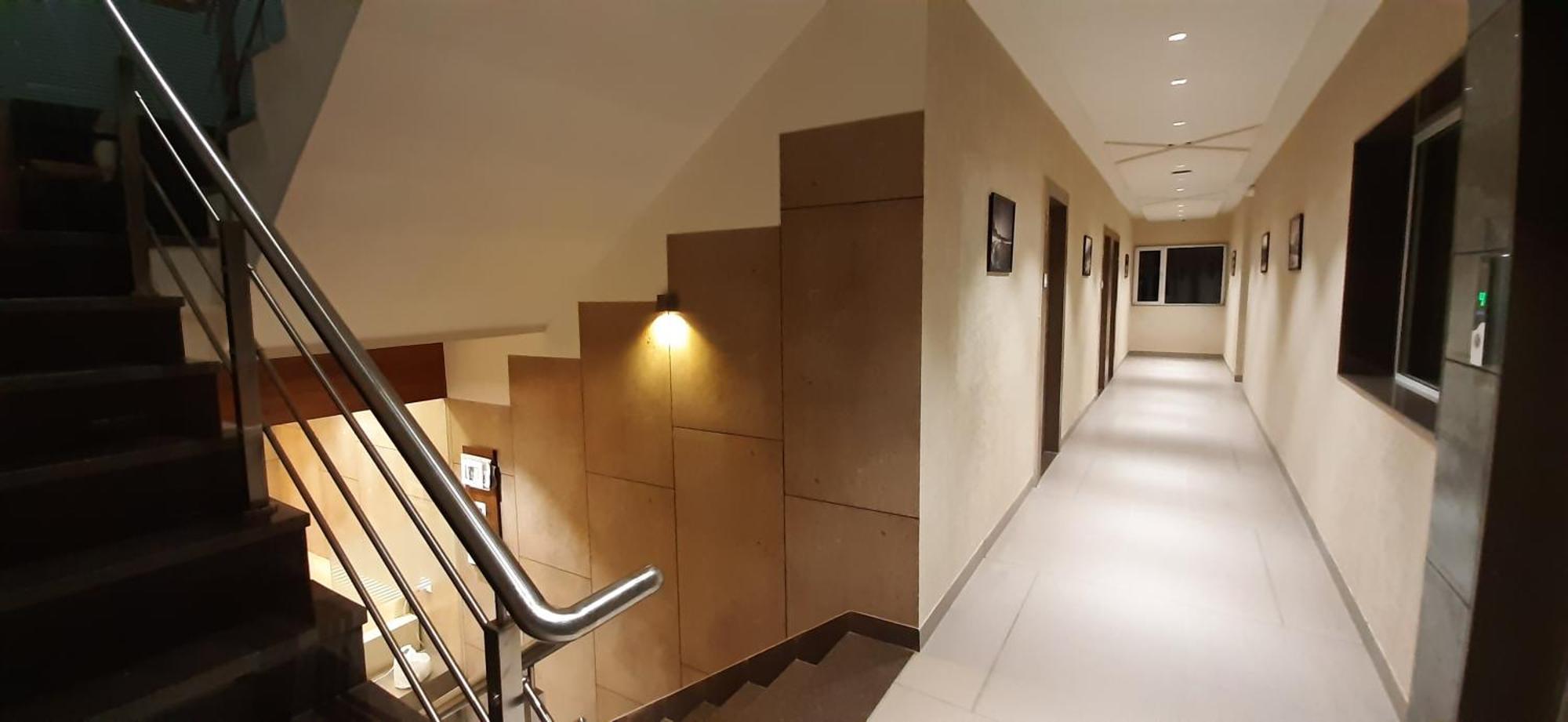Hotel Kinara Ахмедабад Екстериор снимка
