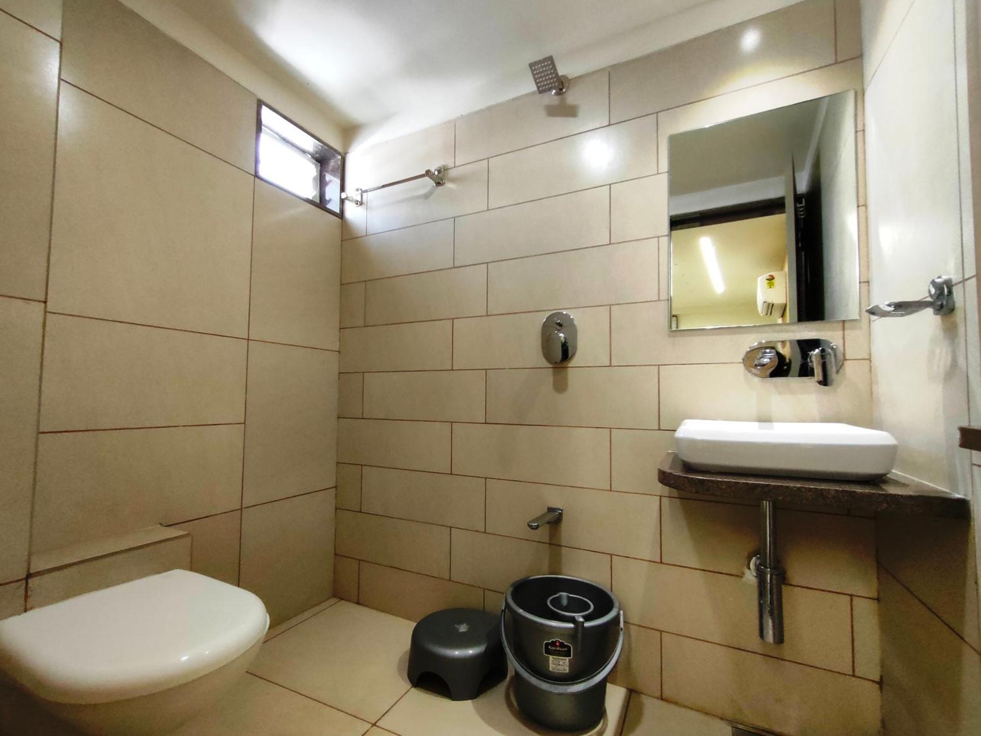 Hotel Kinara Ахмедабад Екстериор снимка
