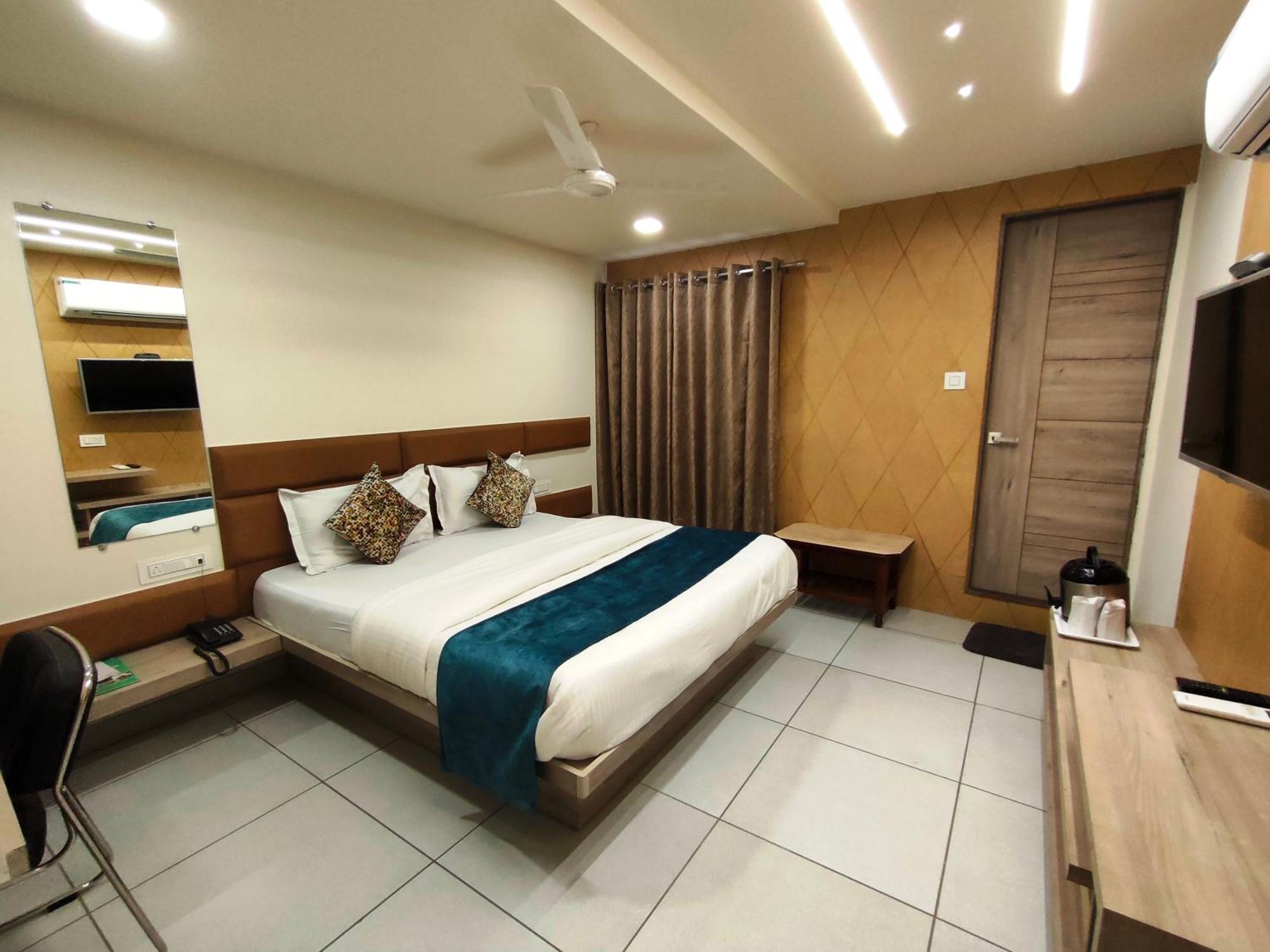 Hotel Kinara Ахмедабад Екстериор снимка
