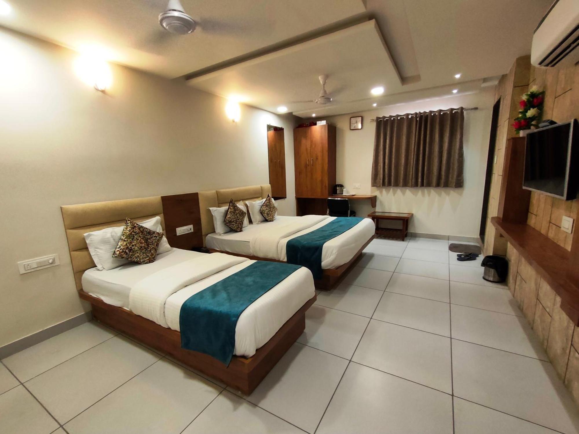 Hotel Kinara Ахмедабад Екстериор снимка