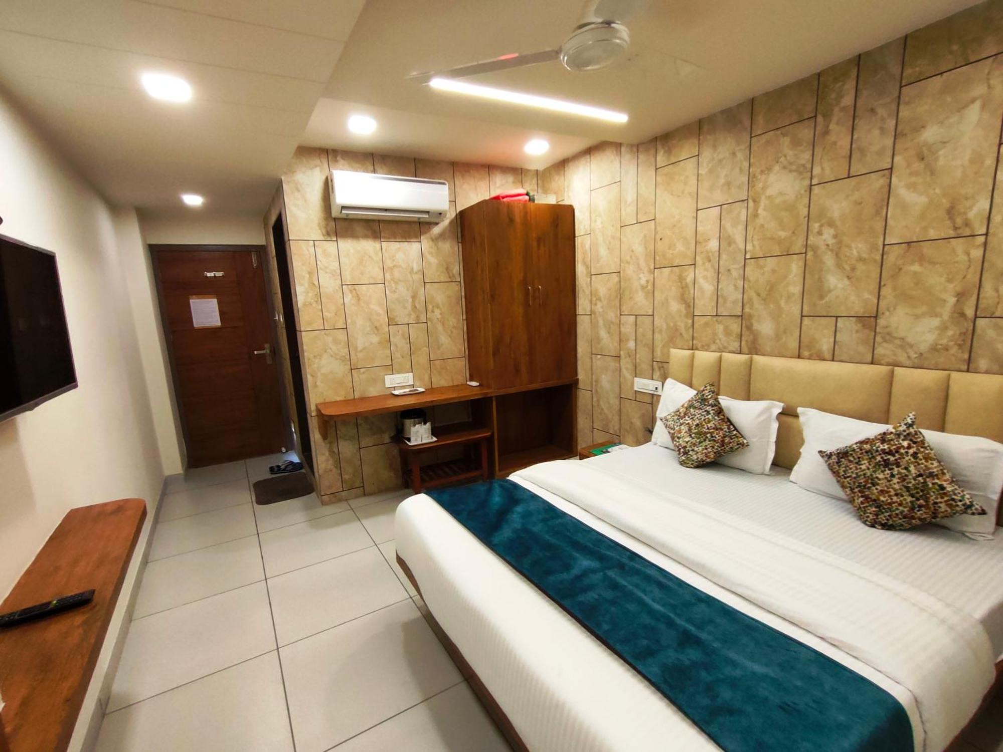 Hotel Kinara Ахмедабад Екстериор снимка