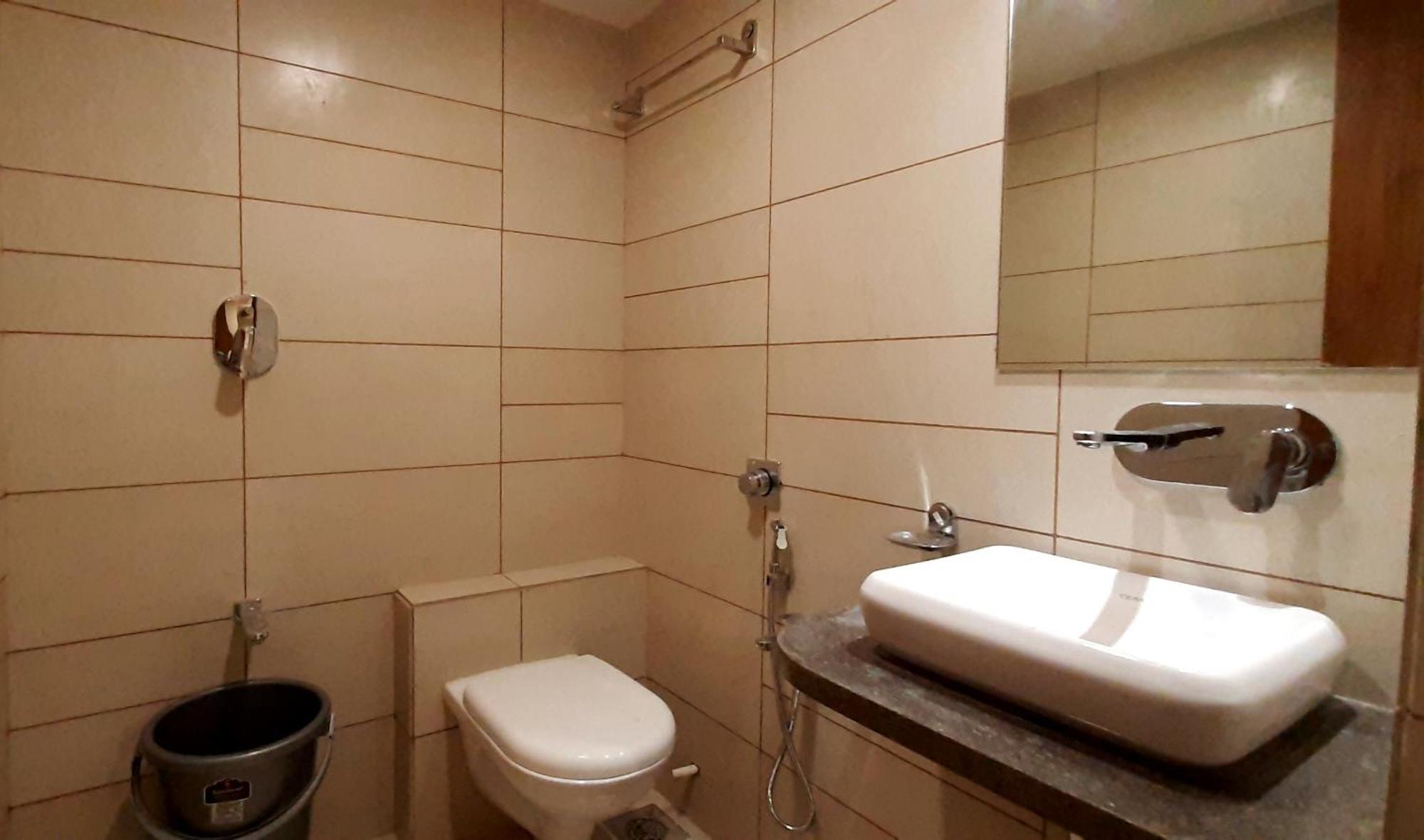 Hotel Kinara Ахмедабад Екстериор снимка