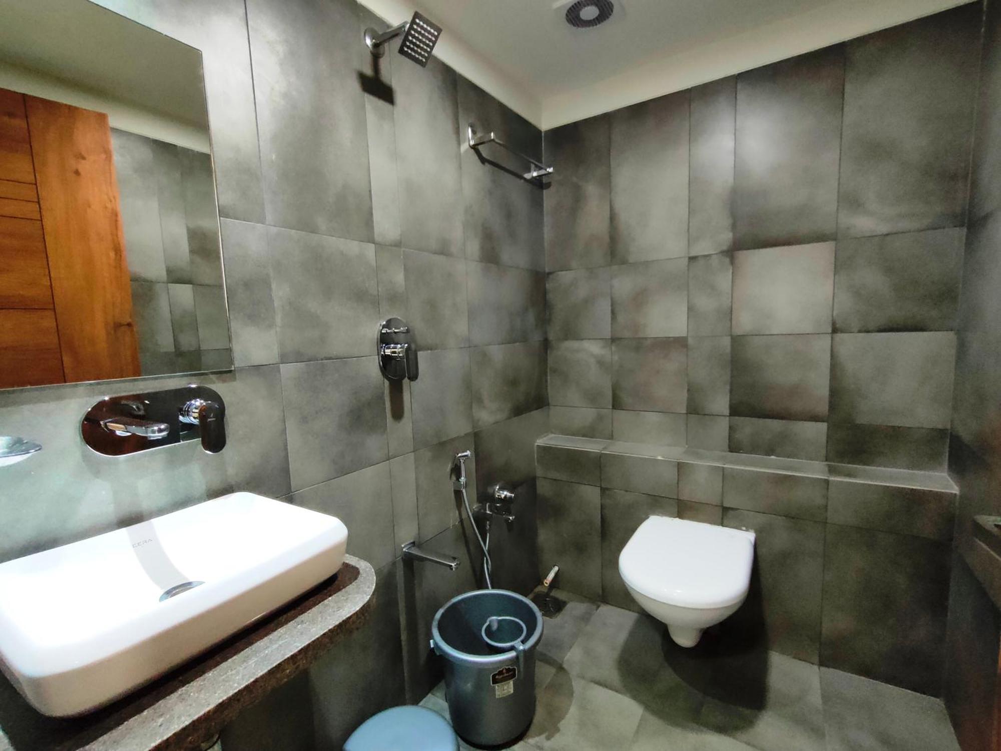 Hotel Kinara Ахмедабад Екстериор снимка