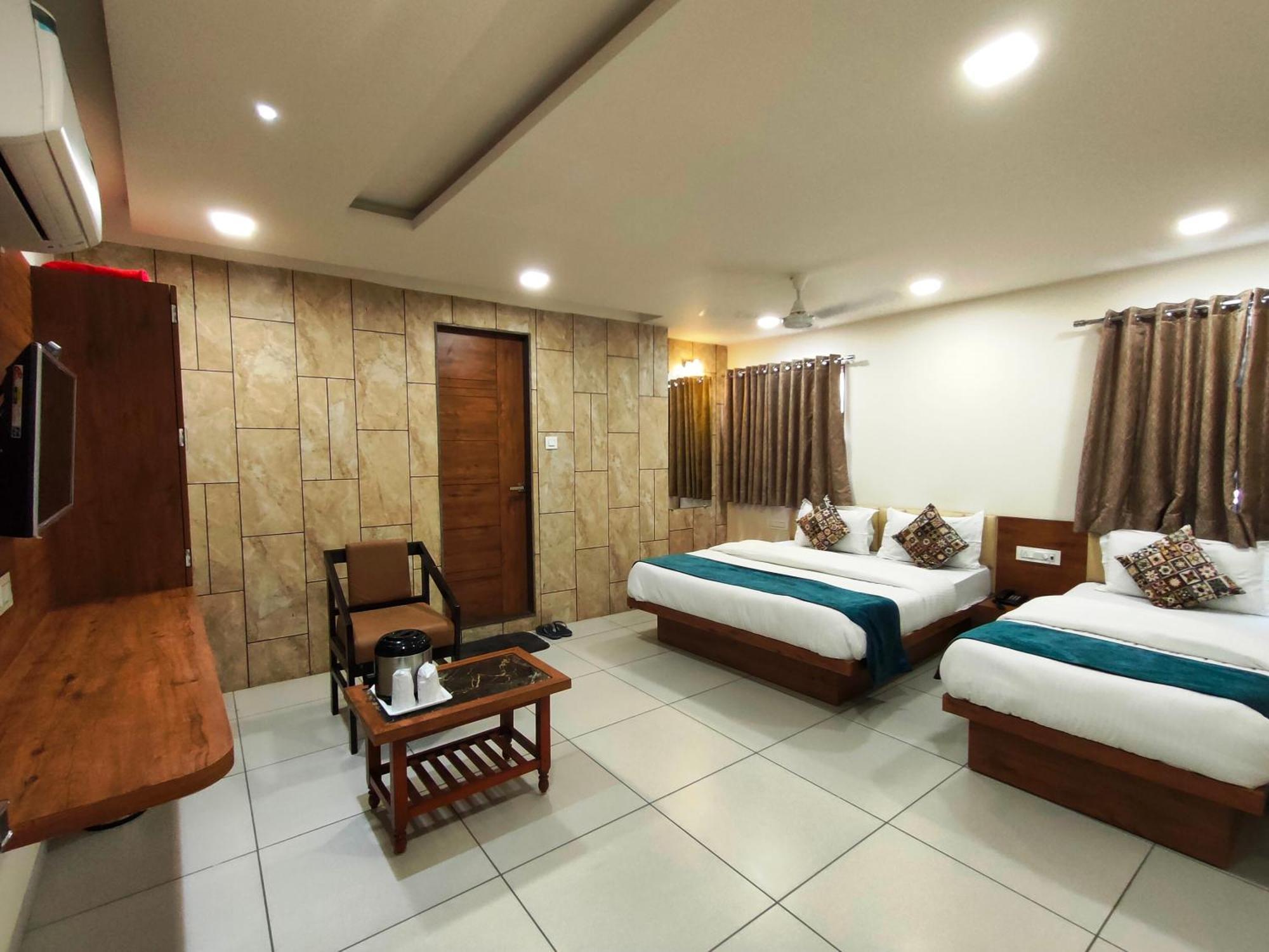 Hotel Kinara Ахмедабад Екстериор снимка