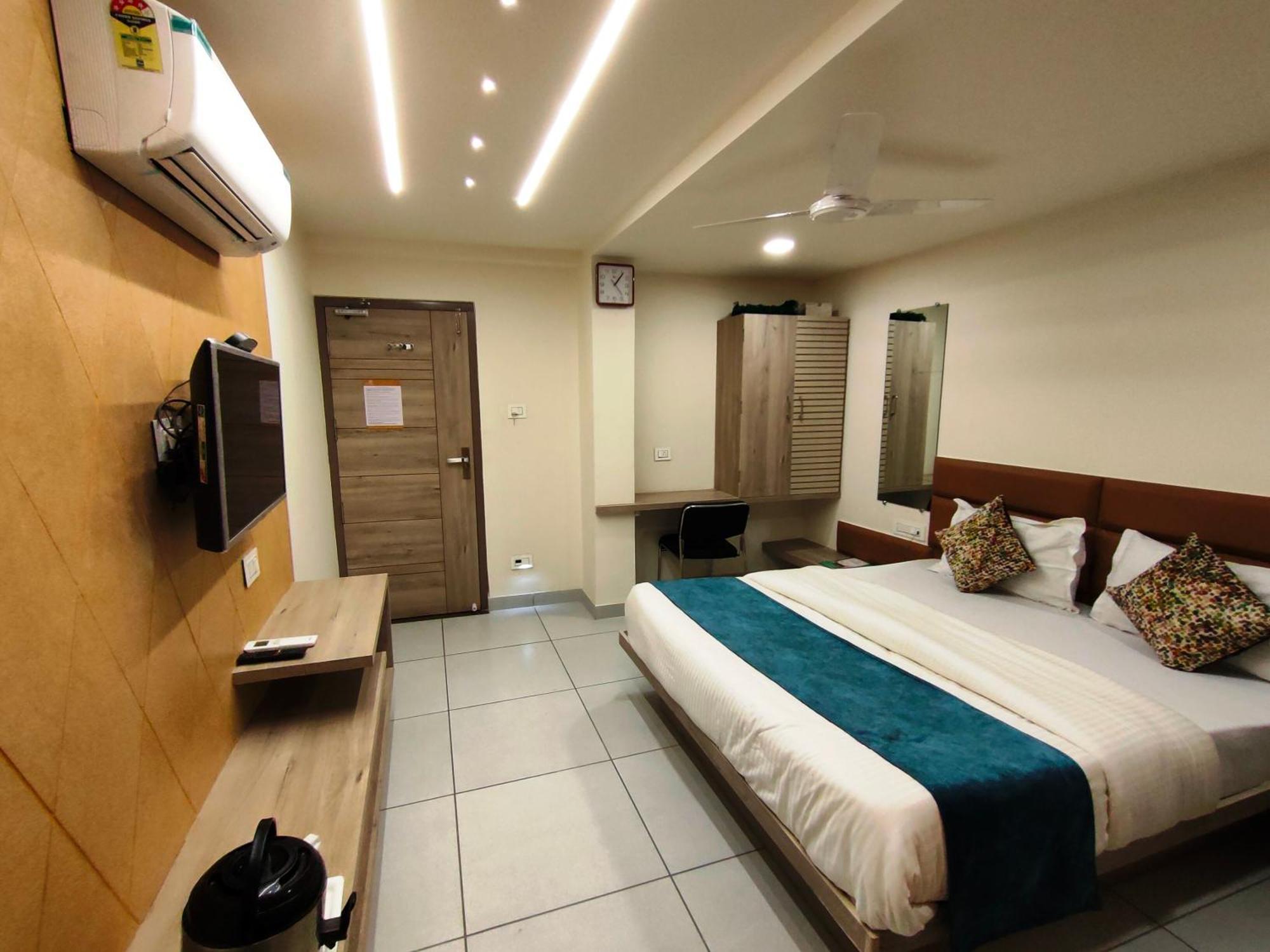 Hotel Kinara Ахмедабад Екстериор снимка