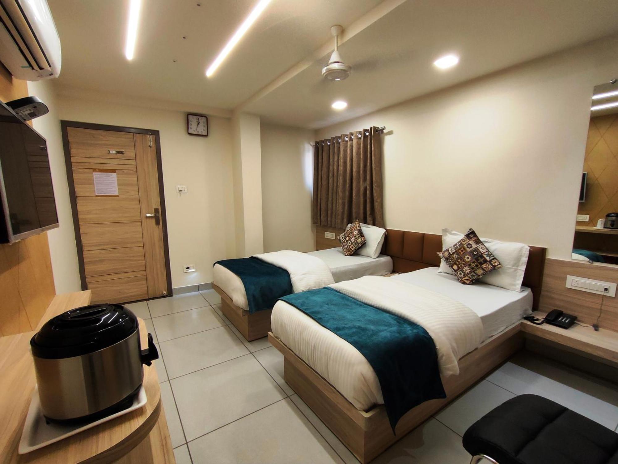 Hotel Kinara Ахмедабад Екстериор снимка