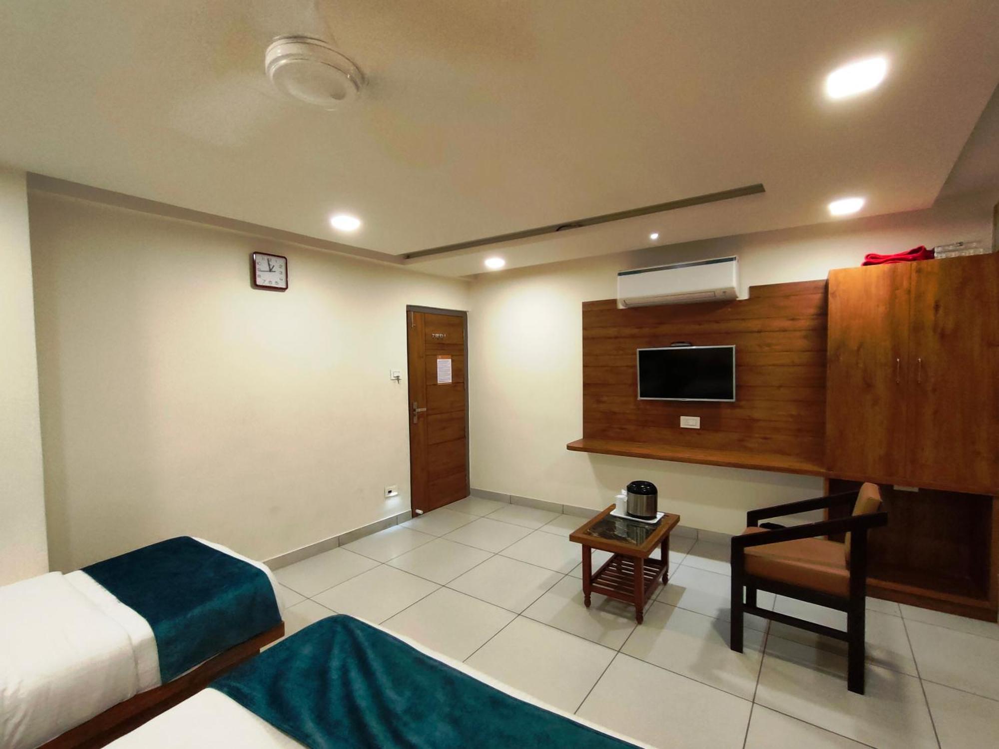 Hotel Kinara Ахмедабад Екстериор снимка